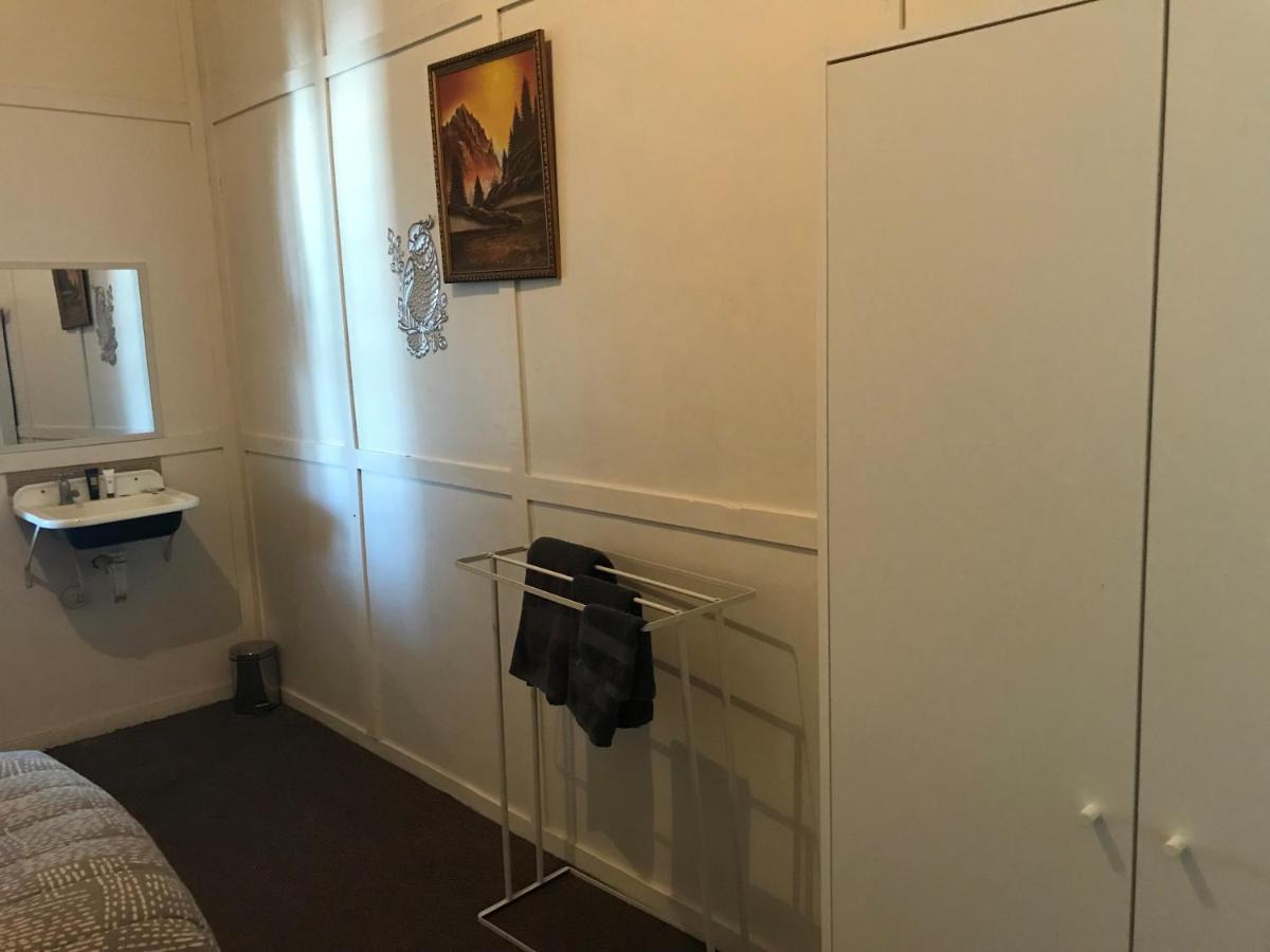 Australian Hotel Winton Budget Hotel Accommodation Exterior foto