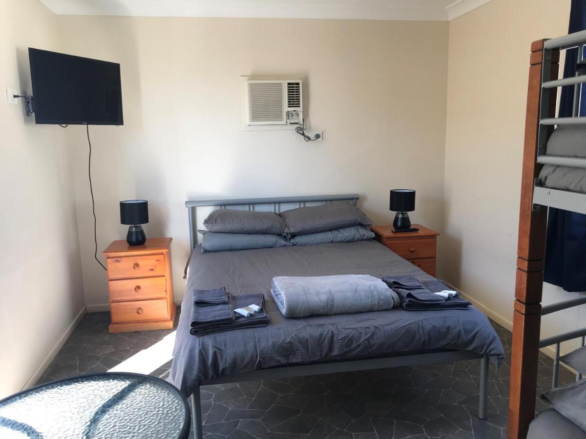Australian Hotel Winton Budget Hotel Accommodation Exterior foto
